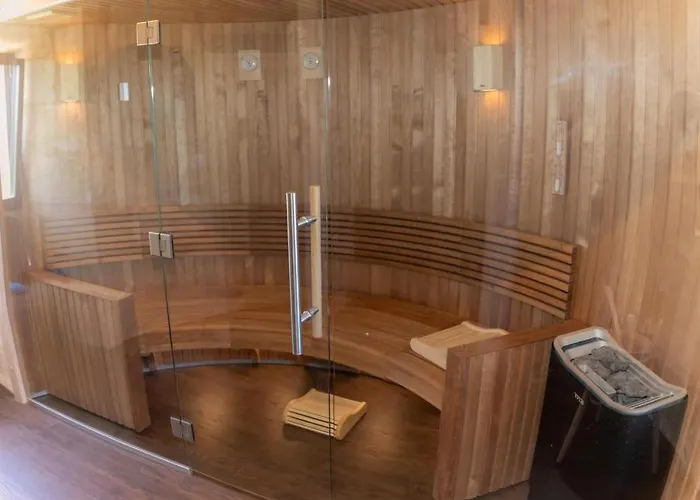 Chateau De La Grave Bed & Breakfast 4*