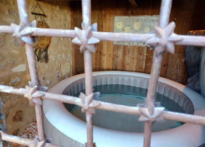 Chateau De La Grave Bed and Breakfast 4*